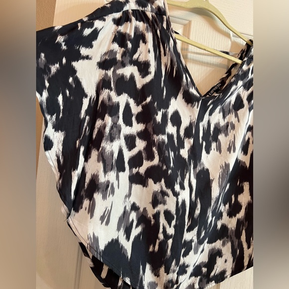 Express Woman’s Silk Leopard Print Batwing Blouse, Size Medium. - Picture 3 of 8